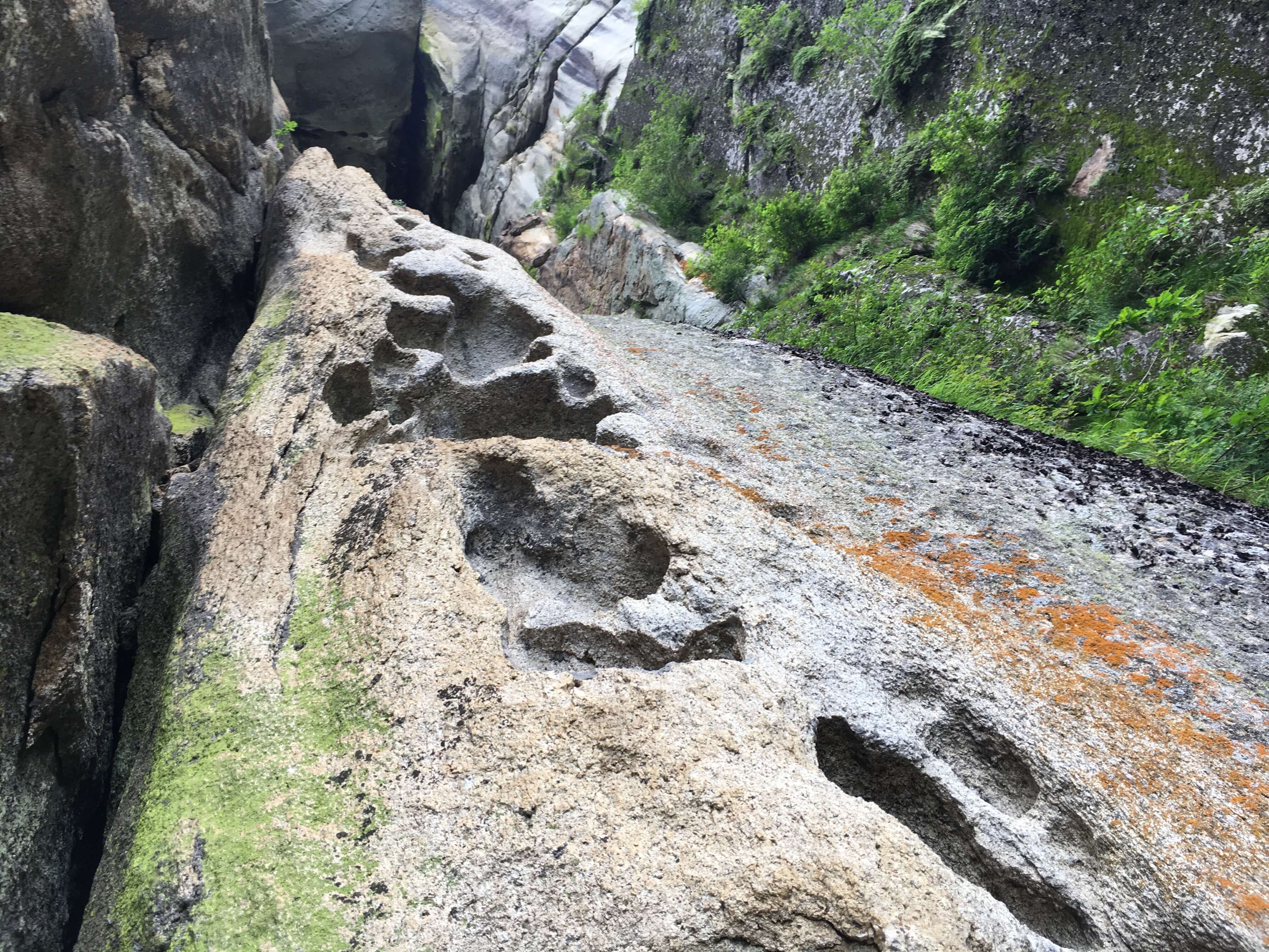 カンマンボロンの下見と大ヤスリ岩の登攀 山梨 北杜の登山ツアー ファーストアッセント